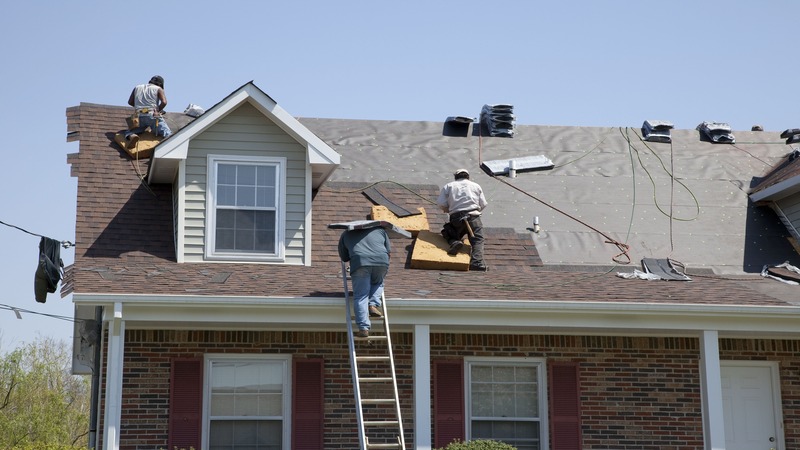 Avoid Common Roofing Issues by Working with Roofing Contractors Near Pewaukee, WI