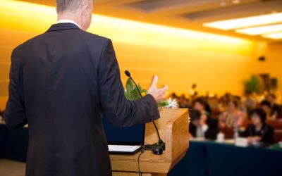 Humorous Keynote Speaker vs. Traditional Presenter – What Engages Audiences More?